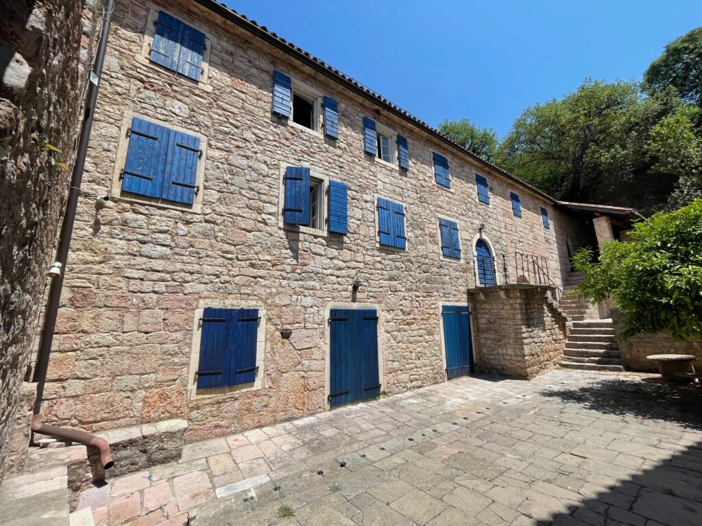 Foto: isiklik kogu, juuni 2025. Montenegro üks vanim Praskvica kloostri kompleksi hoone (legendide kohaselt asutati klooster aastal 1050, Serbia Õigeusu Kiriku klooster), mida külastasin.